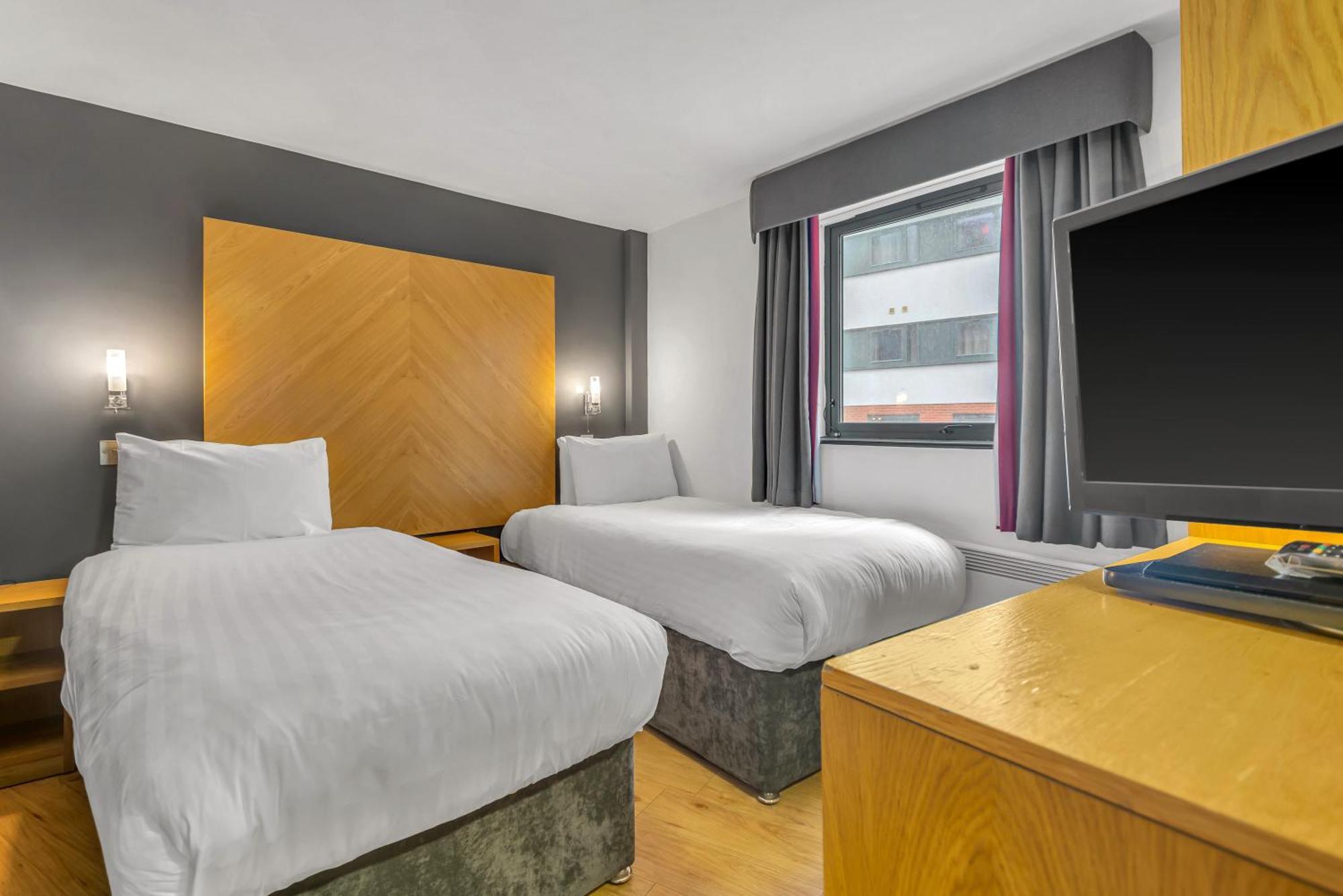 รูมซ์ ซิตี้ เวสต์ Aparthotel ลีดส์ ภายนอก รูปภาพ