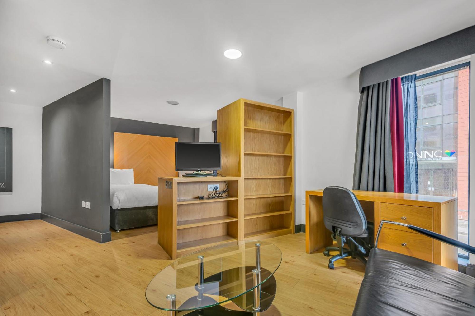 รูมซ์ ซิตี้ เวสต์ Aparthotel ลีดส์ ภายนอก รูปภาพ