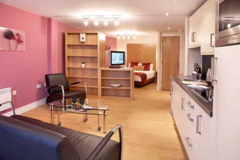 รูมซ์ ซิตี้ เวสต์ Aparthotel ลีดส์ ภายนอก รูปภาพ